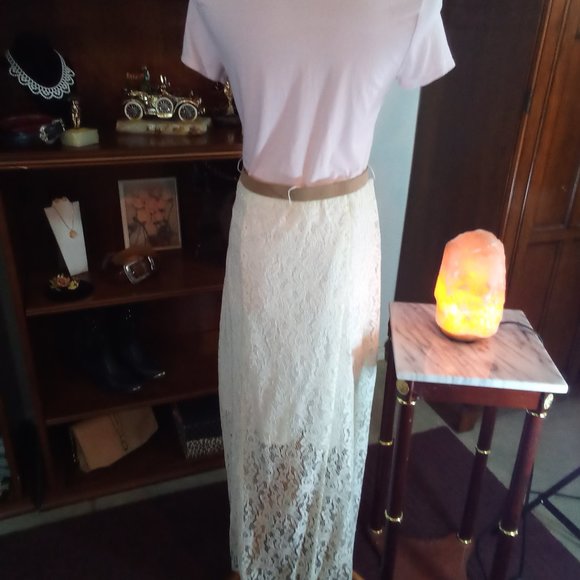 White, lined, Lace Skirt, w/belt. Sz L - Picture 4 of 11